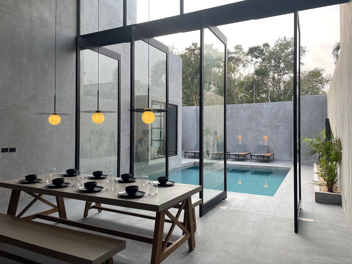 Casa Arroqueno área de alberca de lujo rodeada de vegetación tropical de selva y arquitectura contemporánea