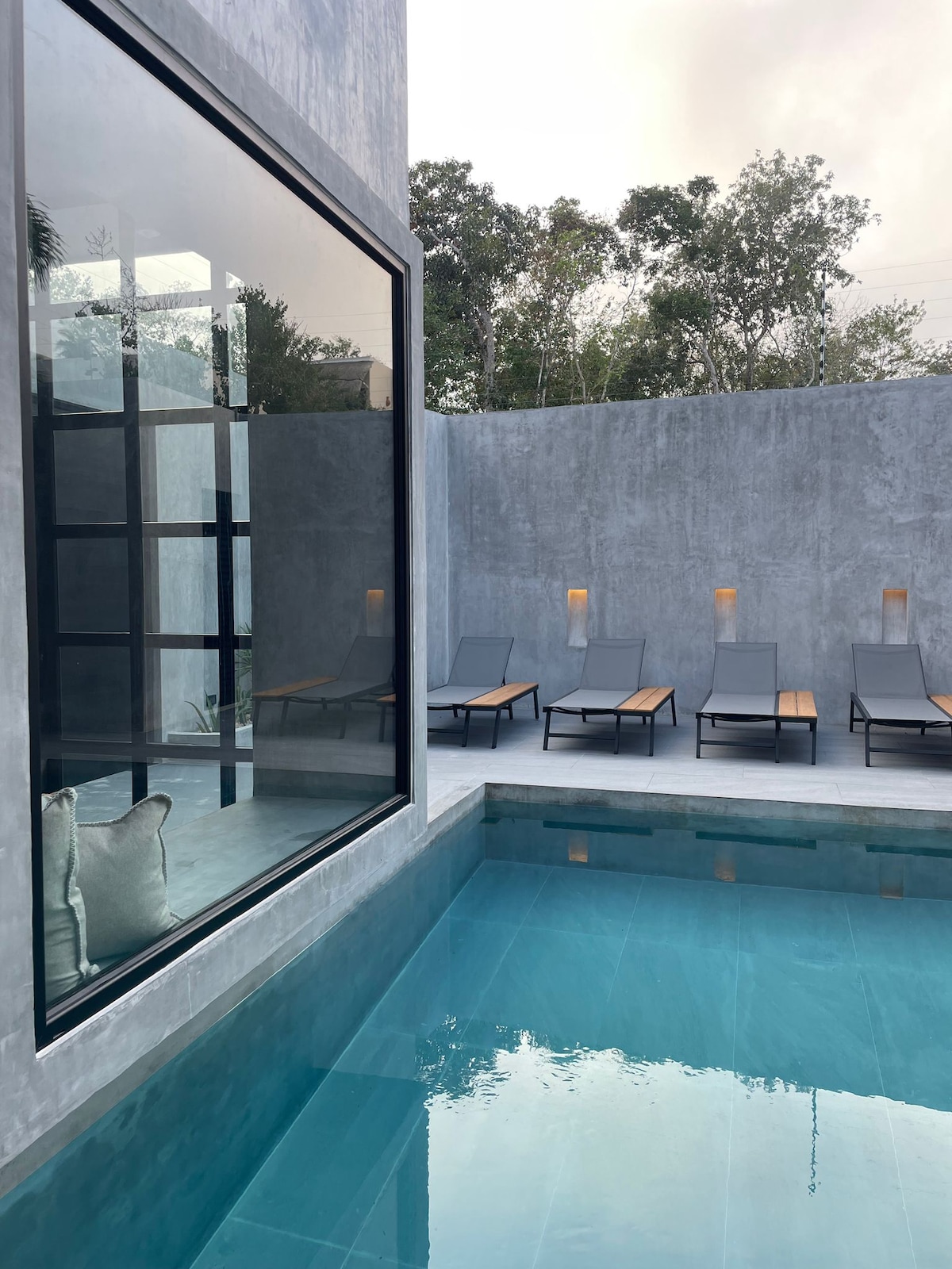 Casa Arroqueno espacio de vida contemporáneo con acabados de concreto pulido y vistas a la selva