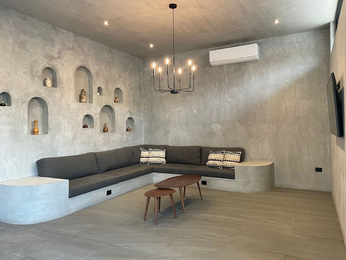 Casa Arroqueno interiores elegantes de concreto gris pulido con ambiente minimalista tipo galería