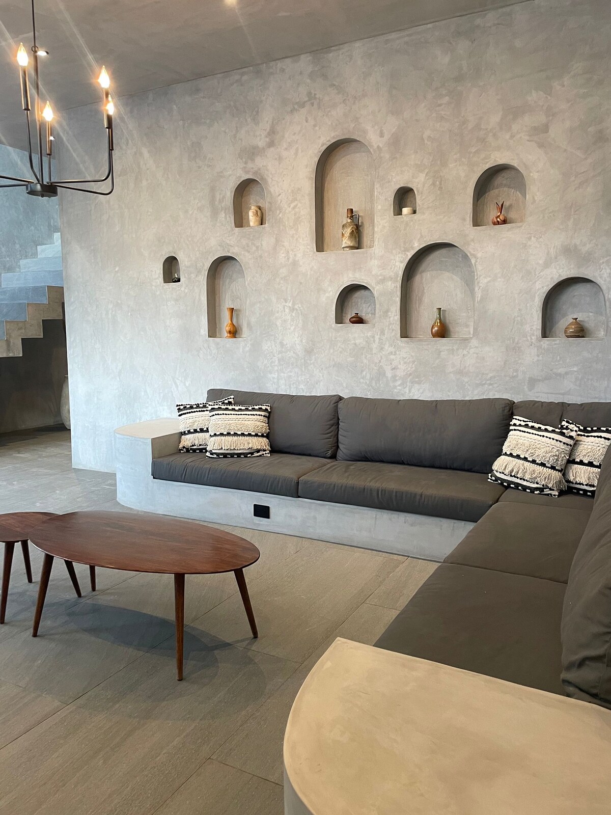 Casa Arroqueno espacio de vida contemporáneo con acabados de concreto pulido y luz natural