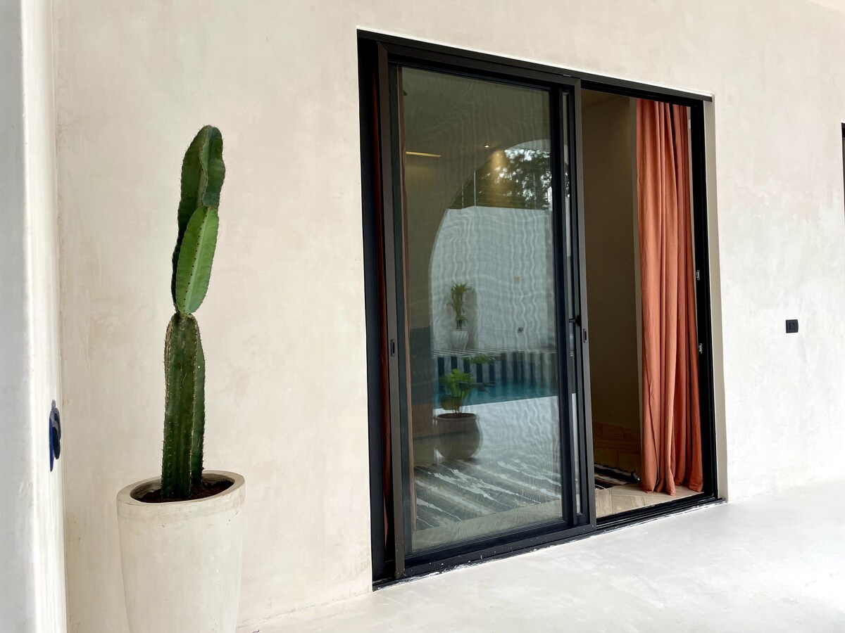 Casa Bali recámara de lujo con cama king y vistas al jardín tropical cerca de Holistika